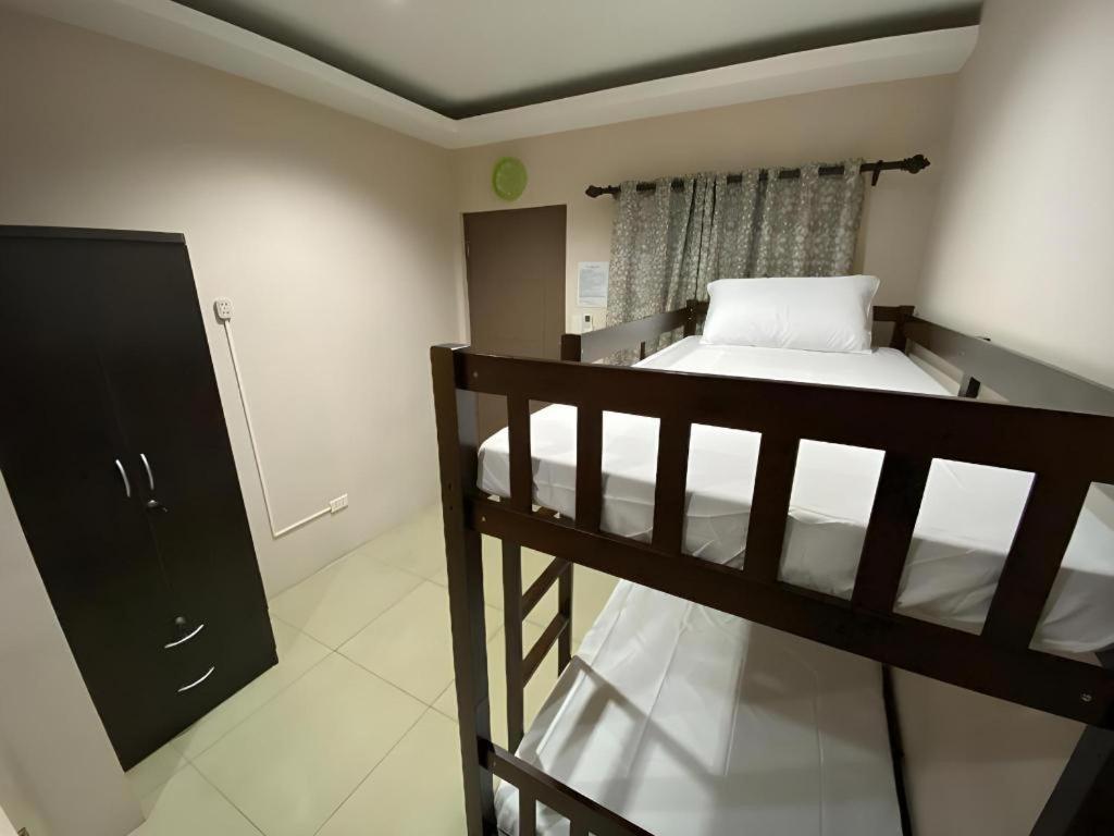 Oyo 766 Ichehan Apartments Manila Bagian luar foto