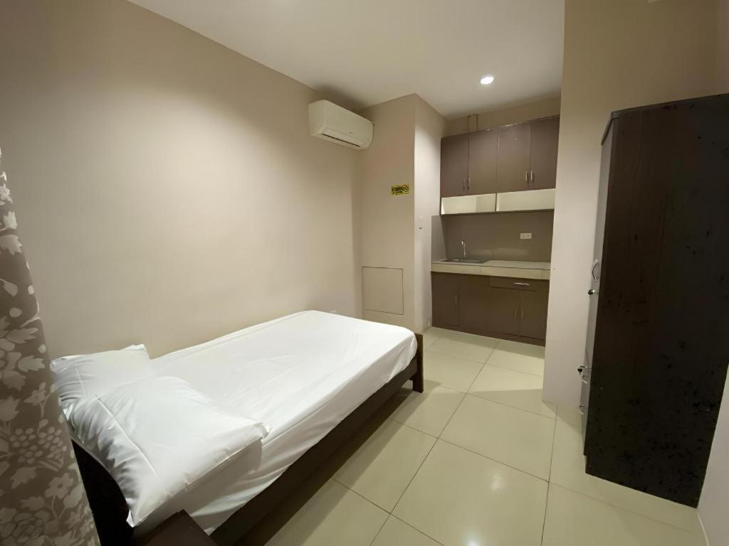 Oyo 766 Ichehan Apartments Manila Bagian luar foto